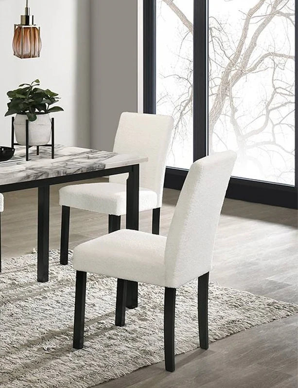 Set de Comedor con Sillas de Tela Blanca y Mesa con Acabado Tipo Mármol