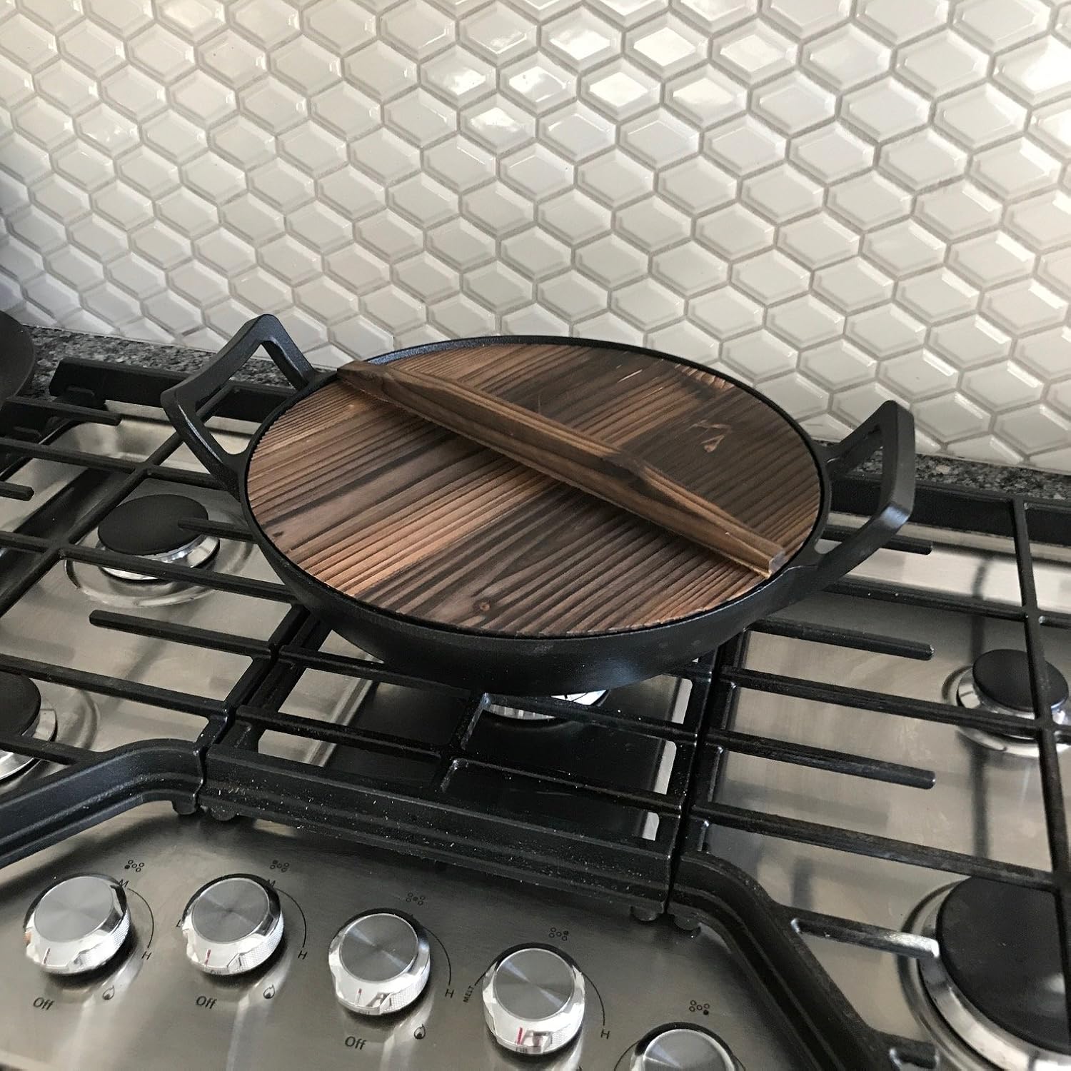 Wok Clásico de Hierro Fundido con Tapa de Madera