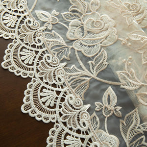 Mantel Vintage con Bordado Floral